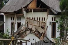 Rumah Rusak Akibat Gempa...