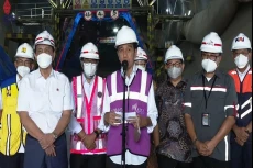 Tinjau Kereta Cepat,...