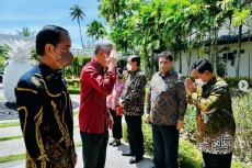 Ambil Alih Ruang Kendali...