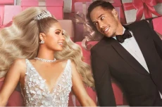 Paris Hilton Pilih Pakai...