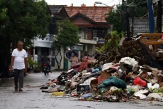 Buang Sampah Sembarangan...