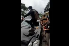 Mencekam! Mobil Mewah...