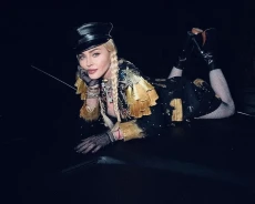 Madonna Rilis Foto,...