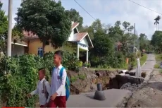 Jalan Penghubung Desa...