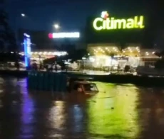 Hujan 4 Jam, Kelurahan...