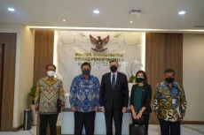 Menko Airlangga Bahas...