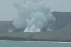 Terus Menerus Erupsi,...