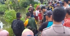 Asyik Duduk di Pinggir...