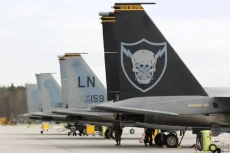 Jet Tempur F-15 AS Mendarat...