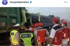 2 Truk Terlibat Kecelakaan...
