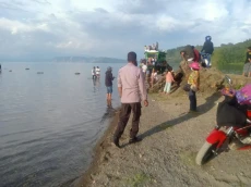 Asyik Mandi-mandi di...