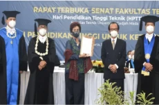 Prof. Roosseno Peroleh...