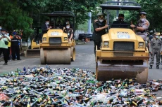 Pemkot Tangerang Musnahkan...