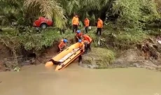 Mobil Terseret Arus...