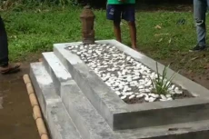 Heboh Makam Bertuliskan...