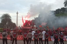 Diminta Bubarkan Diri,...