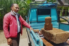 Arkeolog Pindahkan Batu...