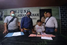 Jual Obat Tanpa Izin,...