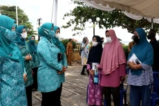 Bagikan Sembako di Pulau...
