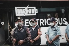 Anies Target 100 Bus...