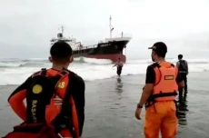 Kapal Tanker Terdampar...
