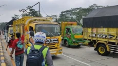 Bikin Macet Panjang,...