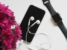 Pelit Charger dan Headphone...