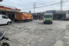 Jalan Rusak Banyak Makan...