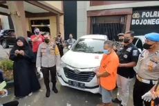 Gelapkan 2 Mobil Sewaan,...