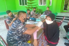 Lanal Ranai Gelar Vaksinasi...