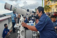 Cuaca Mendung, Posisi...