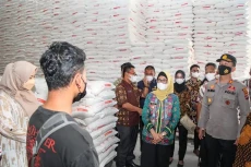 Polisi dan Camat di...