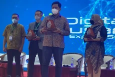 Perkembangan Teknologi...