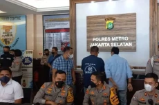 Pejabat yang Merampok...