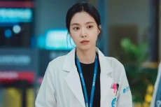 Son Naeun Keluar dari...