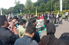 Simbol Berpihak ke Rakyat,...