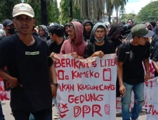 Mahasiswa Bentrok di...