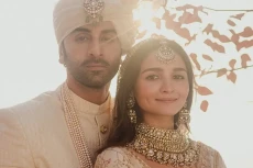 Alia Bhatt Pamer Cincin...
