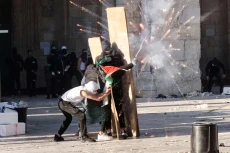 Polisi Israel Serbu...