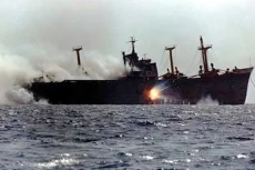 Kapal Tanker Terbakar...