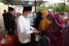 Bupati Sidrap Serahkan...