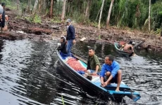 Asyik Buang Air, Pekerja...