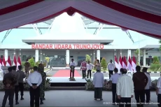 Resmikan Bandara Trunojoyo,...