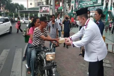 Tebar Ribuan Takjil...
