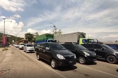 Ribuan Kendaraan Padati...
