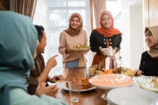 Mengintip Serunya Tradisi...