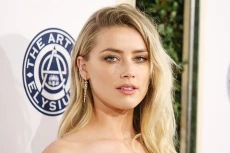 Petisi Pecat Amber Heard...