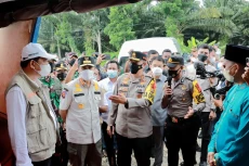 Tinjau Pos Perbatasan,...