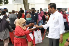 Jokowi Bagi-bagi Sembako...