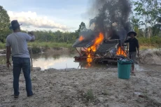Menambang Emas di Sungai...